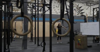 Alexis Garrod, CrossFit Potrero Hill partner and head coach, demonstrates an exercise to participants while instructing a class over Zoom in an empty gym in San Francisco, U.S., April 24, 2020. (AP Photo)