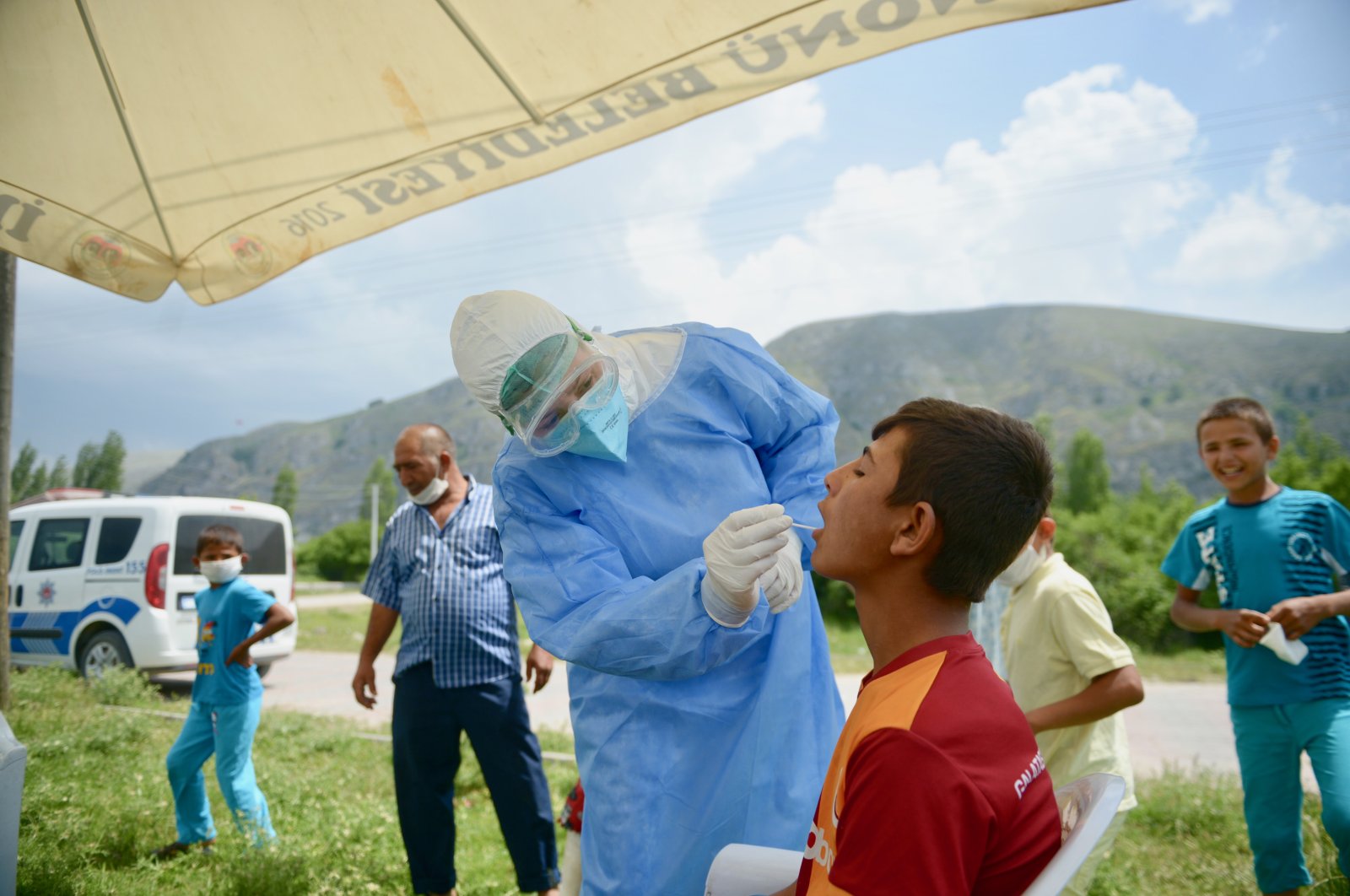 Health care crews test children for COVID-19 in a camp for seasonal workers in Eskişehir, Turkey, June 10, 2020. (AA Photo)