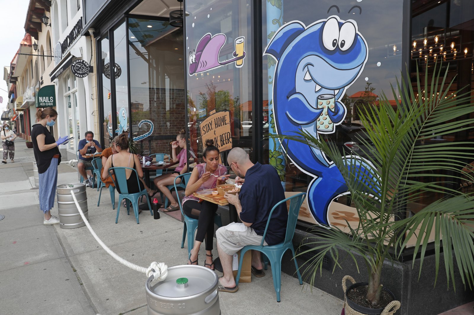 People dine and drink outdoors, Long Beach, N.Y. June 10, 2020. (AP Photo)