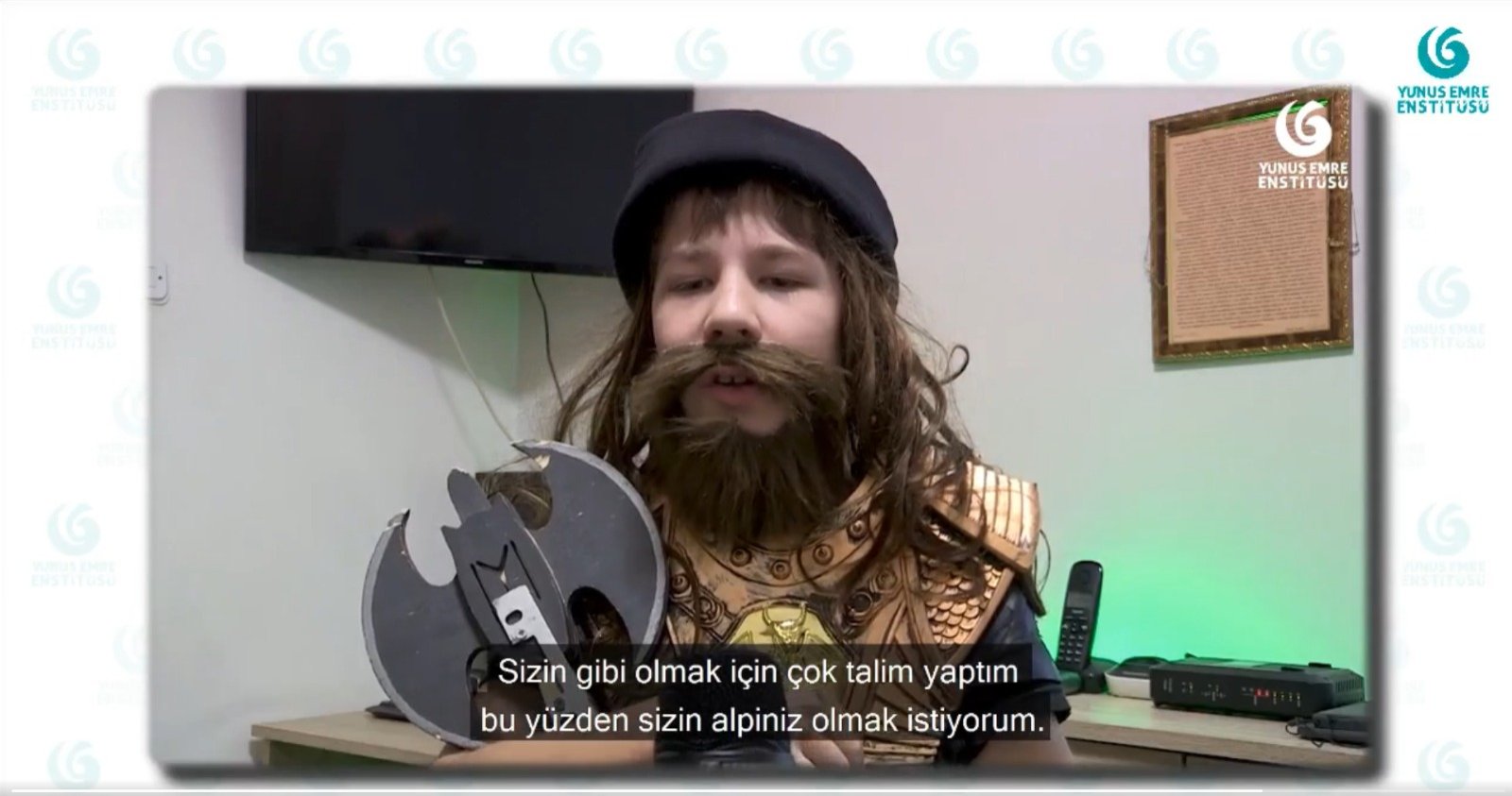 Un petit fan du nom de Bünyamin Prasovic portait des vêtements traditionnels qu'Ertuğrul Gazi et ses soldats portent dans l'émission de télévision lors de la réunion en ligne.  (PHOTO AA)