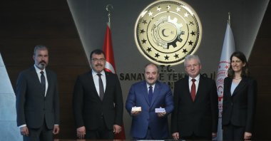Industry and Technology Minister Mustafa Varank (C) holds favipiravir in a meeting with developers of a local synthesis of the drug, June 12, 2020. (AA Photo)