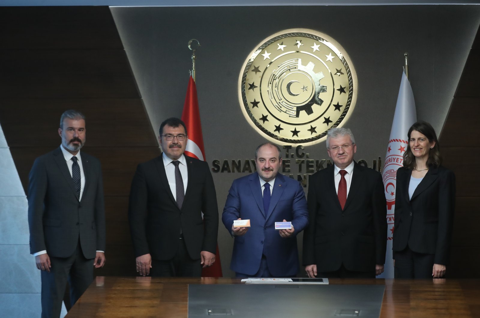 Industry and Technology Minister Mustafa Varank (C) holds favipiravir in a meeting with developers of a local synthesis of the drug, June 12, 2020. (AA Photo)