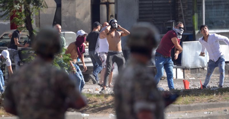 Lebanese anti-government protesters clash with soldiers in the Bab al-Tabbaneh neighbourhood in the northern port city of Tripoli, on June 13, 2020, on the third consecutive day of angry demonstrations across the country due to a deepening economic crisis. (AFP Photo)