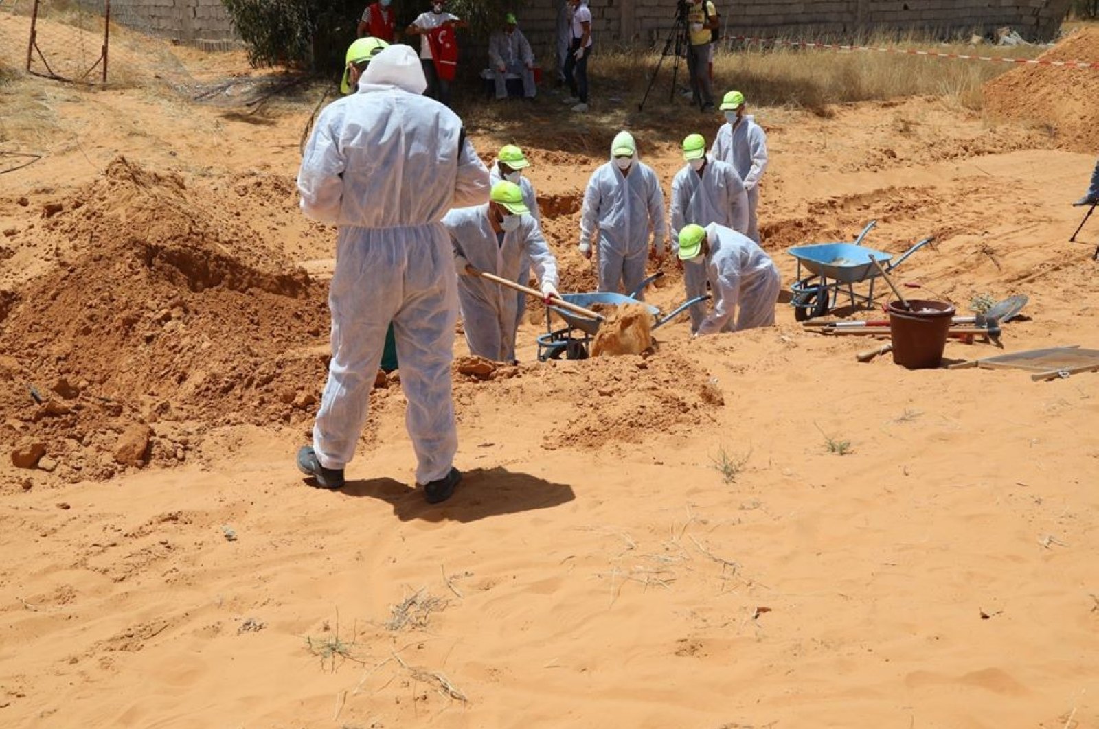 Libyan Army members dig a mass grave of people killed by Haftar militia, Tarhuna, June 11, 2020. (IHA)