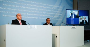 German Economy Minister Peter Altmaier (L), and state secretary at the economic ministry Ulrich Nussbaum (R) attend a news conference with CureVac main shareholder Dietmar Hopp (on the screen left) at the economy ministry in Berlin, June 15, 2020. (AFP Photo)