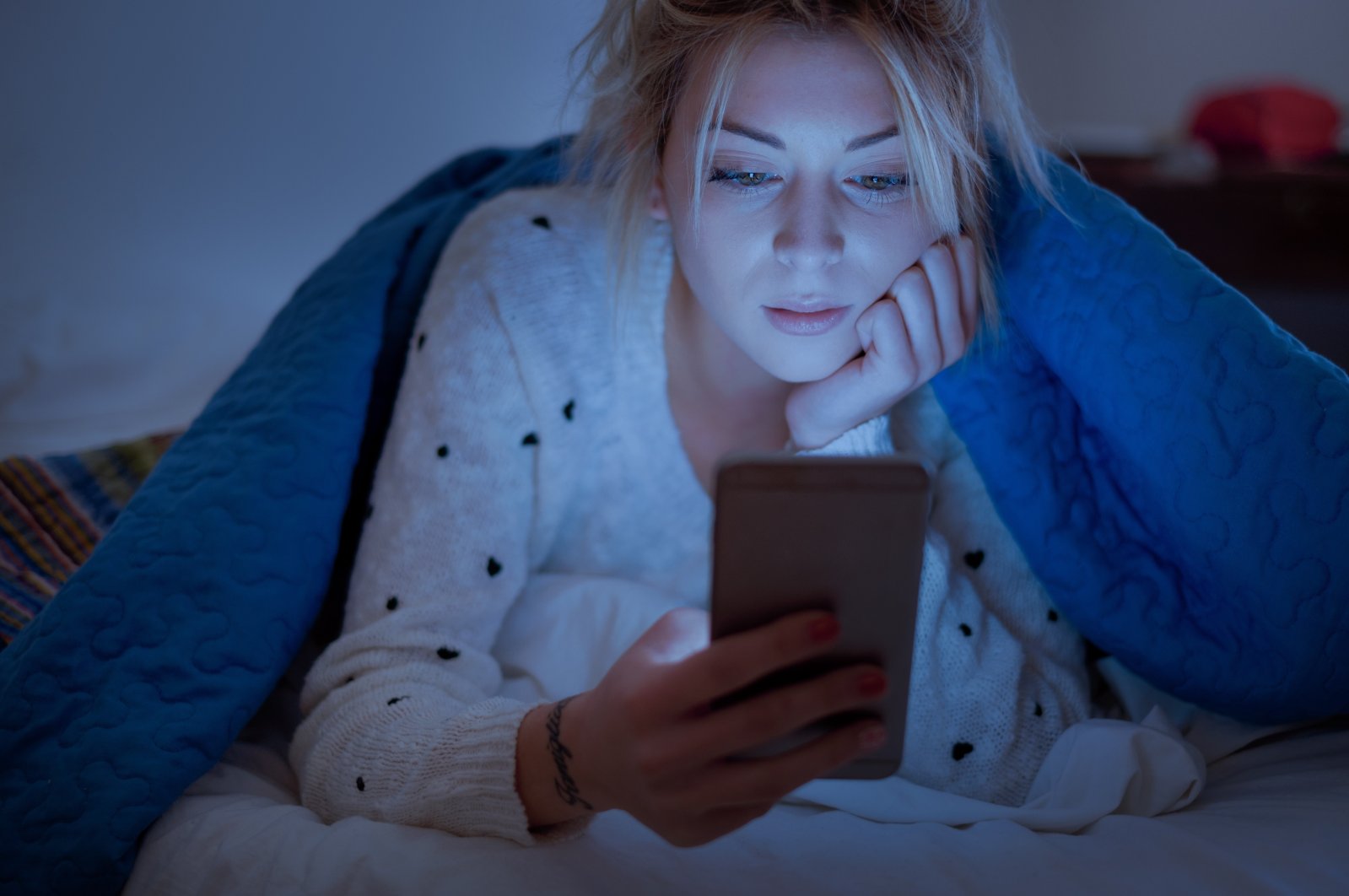 Almost half of the people surveyed said they used their phones in bed before sleep. (IHA Photo)