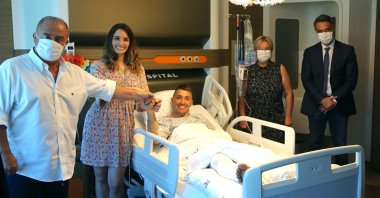 Fernando Muslera (C) poses with his wife Patricia Callero (L) and Galatasaray Coach Fatih Terim (2nd L) after his surgery in Istanbul, Turkey, June 16, 2020. (DHA Photo)