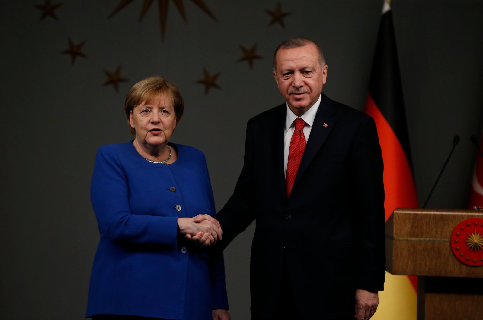 Germany's Chancellor Angela Merkel, left, shakes hands with President Recep Tayyip Erdoğan, right, following their joint news conference after their meeting in Istanbul, Jan. 24, 2020. (AP)