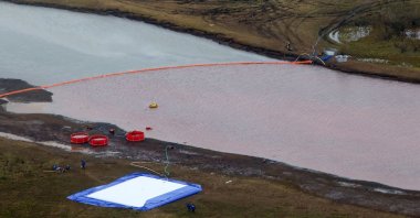 Employees of Russia's state-owned oil pipeline monopoly Transneft take part in a clean-up operation following a massive fuel spill in the Ambarnaya river outside Norilsk, Russia, June 10, 2020. (AFP Photo)
