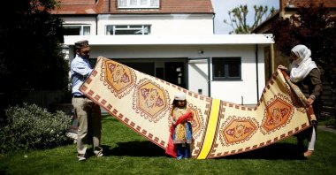 A Muslim family sets up prayer mats in their home garden for the Eid al-Fitr prayers to mark the end of the month of Ramadan following the outbreak of the coronavirus in Surbiton, London, U.K., May 24, 2020. (Reuters Photo)