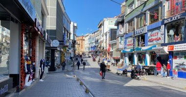 People are seen walking in Laleli, a quarter of Istanbul’s Fatih district, March 17, 2020. (DS Photo)
