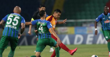 Galatasaray's Radamel Falcao tries to pass the ball between Rizespor players, Rize, Turkey, June 14, 2020. (AA Photo)