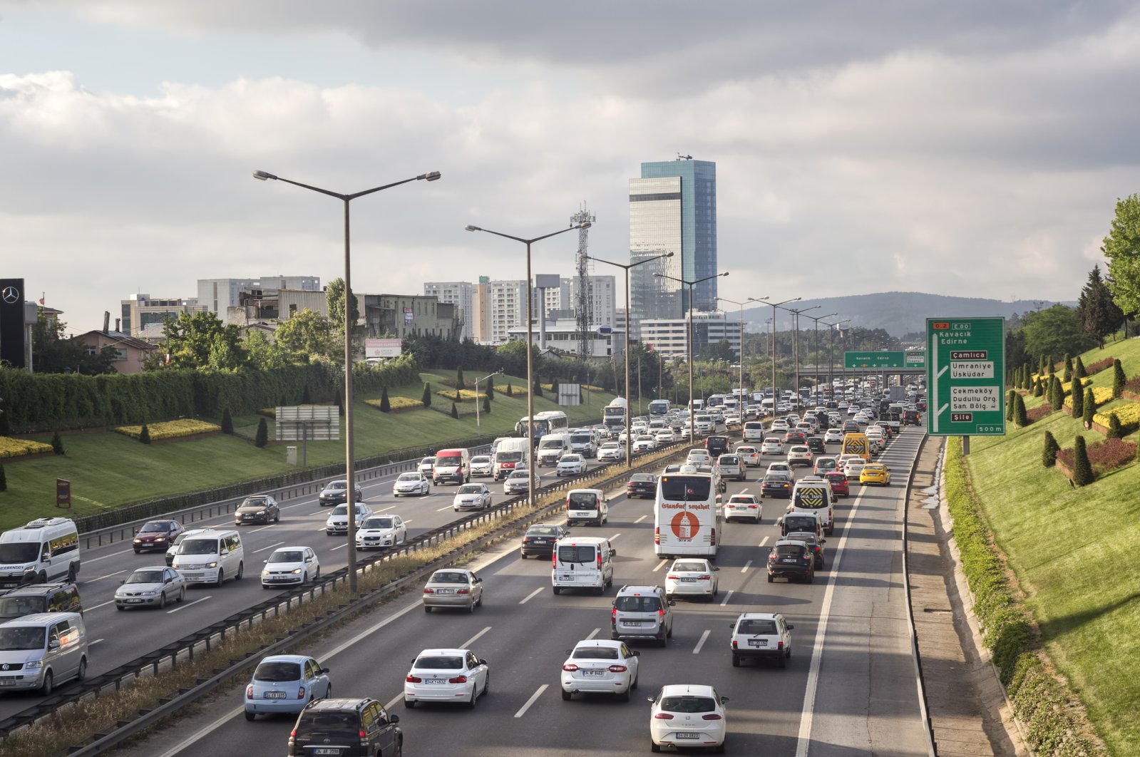 Traffic flows smoothly on a highway in Turkey's metropolis Istanbul, May 15, 2017. (iStock Photo)
