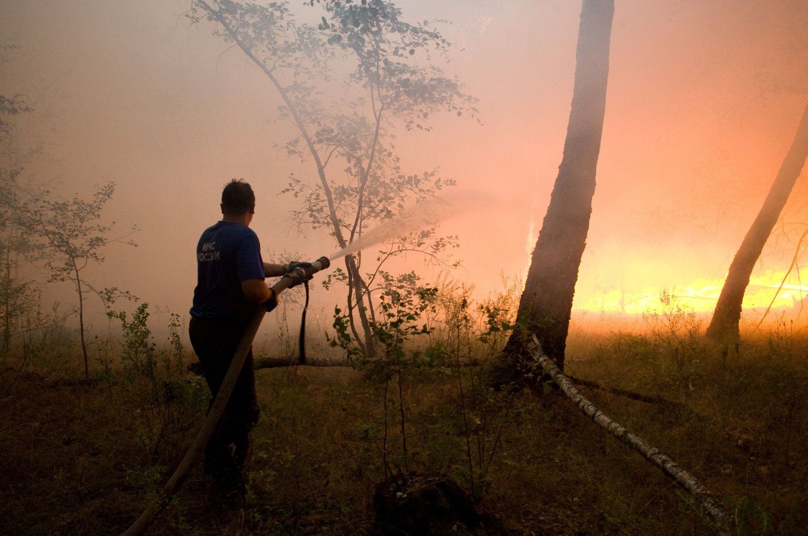 A fire fighter attempts to extinguish a forest fire near the village of Dolginino in the Ryazan region, some 180 km (111 miles) southeast of Moscow, Wednesday, Aug. 4, 2010. (AP Photo)