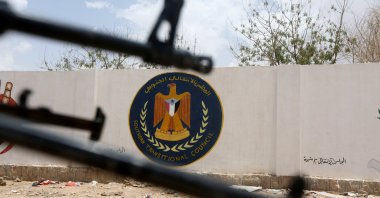 The emblem of the Southern Transition Council is seen between weapons held by Yemeni government soldiers, Ataq, Aug. 27, 2019. (REUTERS Photo)