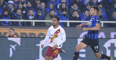 Roma's Justin Kluivert (L), during a match, in Bergamo, Italy, Feb. 15, 2020. His father Patrick is the third-highest goal-scorer for the Netherlands international team with 40 goals.(AP Photo) 