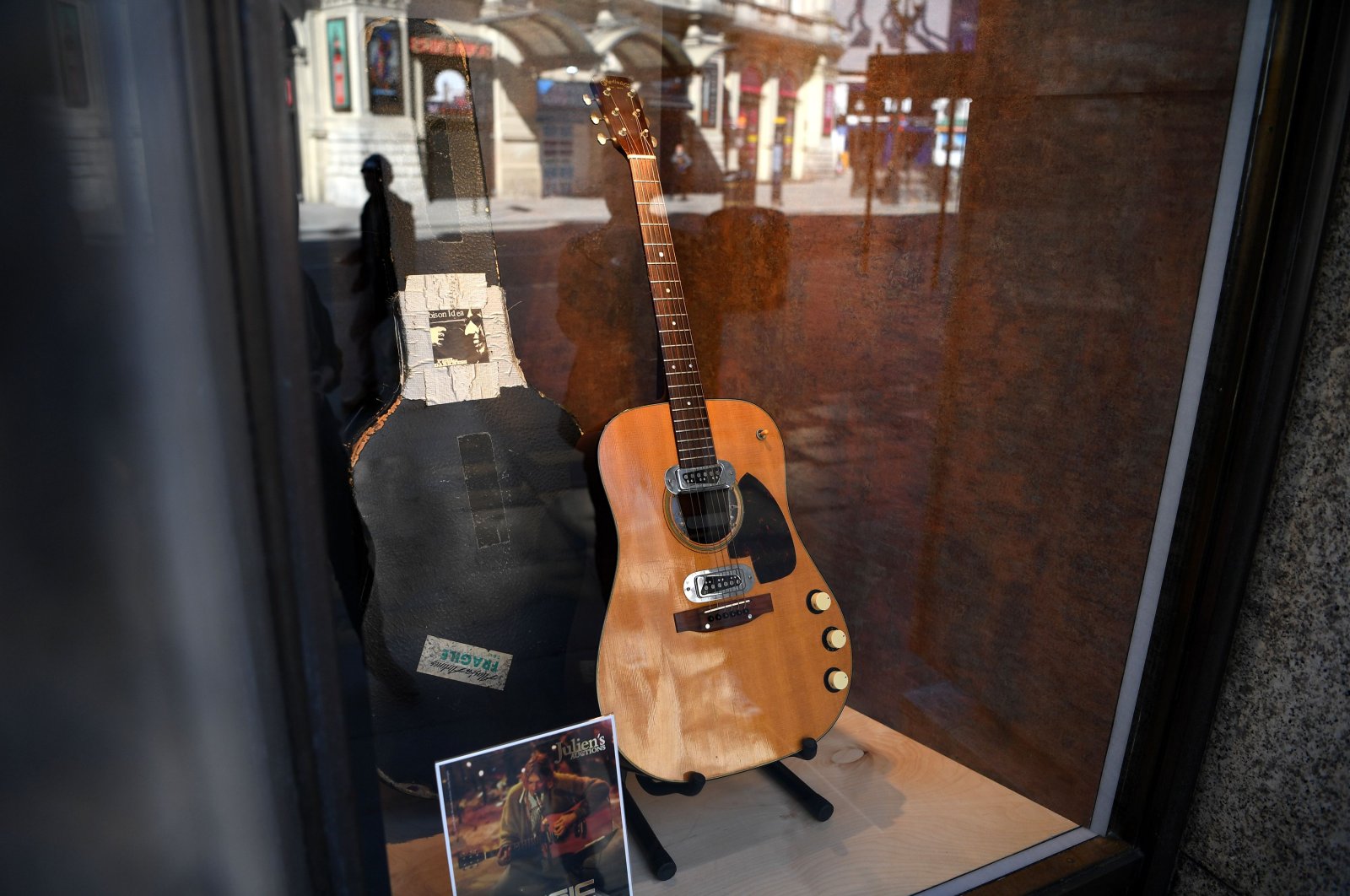 The guitar used by musician Kurt Cobain during Nirvana's famous MTV Unplugged in New York concert in 1993, is displayed in the window of the Hard Rock Cafe Piccadilly Circus in central London, England, May 15, 2020. (AFP Photo)