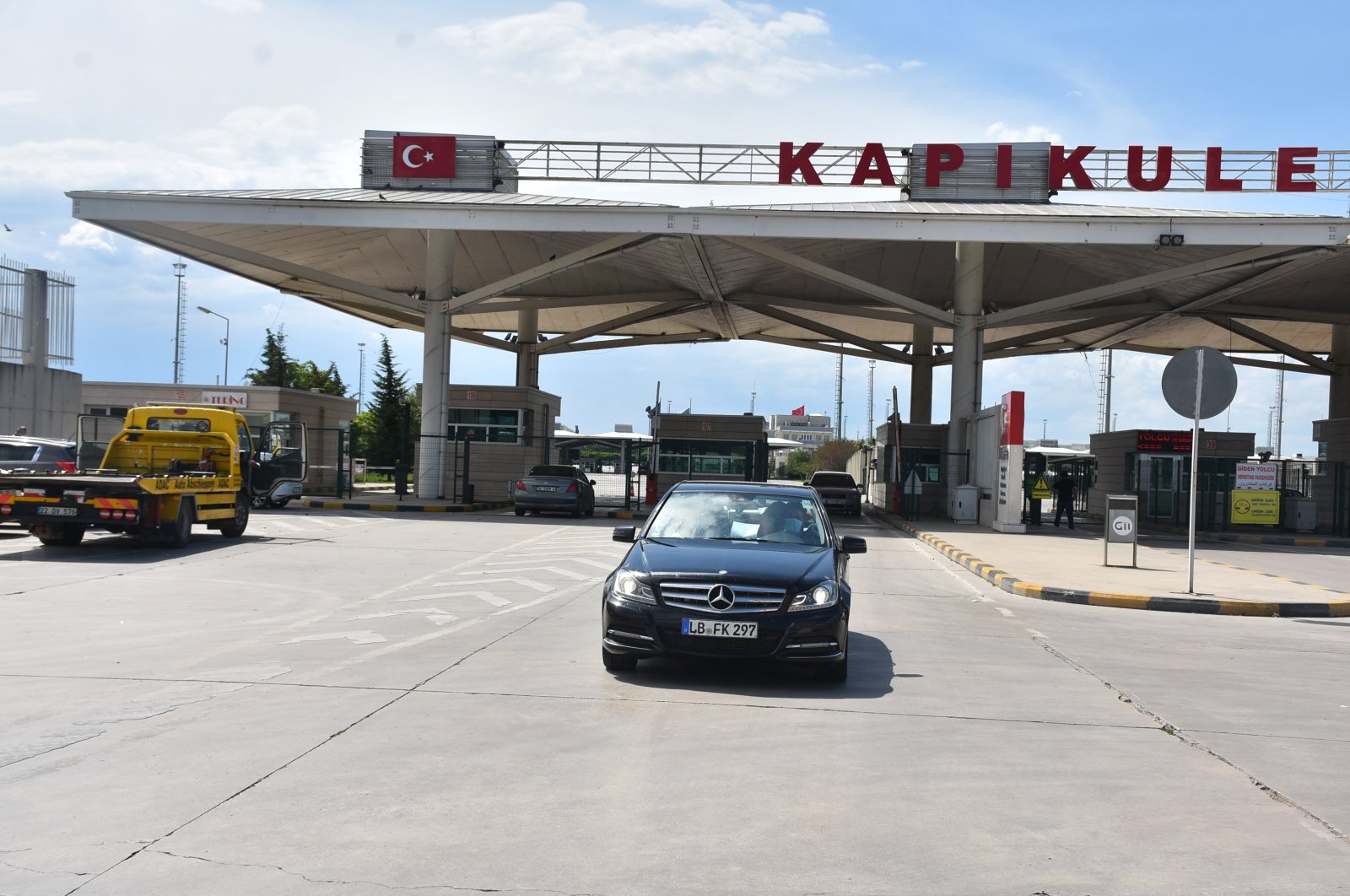 A car carrying Turkish expats enters through the Kapıkule Border Crossing, in Edirne, Turkey, June 21, 2020. (DHA Photo)