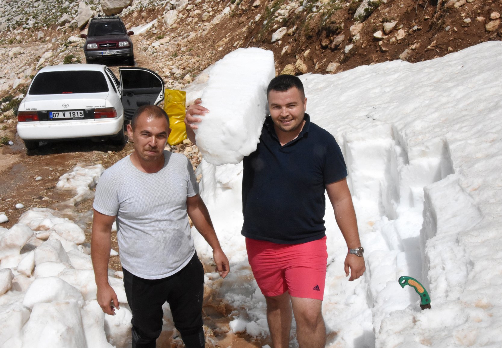 Locals in Antalya and Muğla have started to collect snow from the mountains to cool off. (DHA Photo)