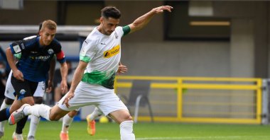 Monchengladbach's Lars Stindl scores from the penalty spot during the Bundesliga match against SC Paderborn in Paderborn, Germany, June 20, 2020. (AFP Photo)