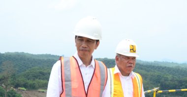 Indonesian Minister for Public Works and Housing Mochamad Basuki Hadimuljono (R) accompanies President Joko Widodo (L) on a visit to Karian Dam in Banten Province, Indonesia, March 10, 2017. (Courtesy of the Indonesian Embassy in Ankara)