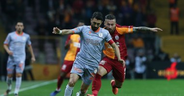 Başakşehir's Mahmut Tekdemir and Galatasaray's Adem Büyük vie for the ball during a Süper Lig match in Istanbul, Turkey, Nov. 22, 2019. (AA Photo)