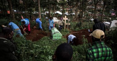 Family members react as they watch a victim of the Ebola virus being buried in Butembo, Democratic Republic of Congo, May 16, 2019.  (AFP Photo)
