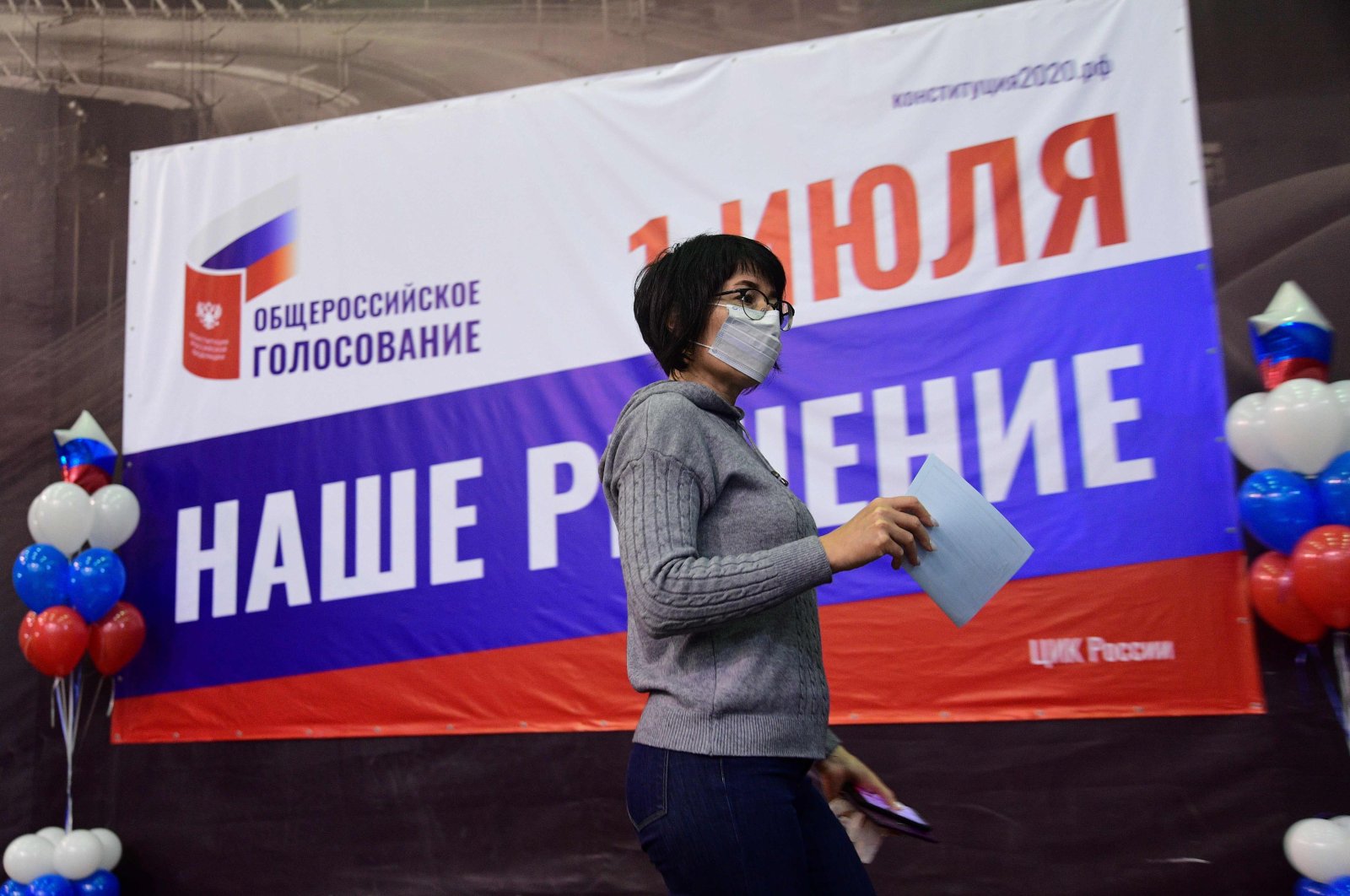 A woman casts her vote in a nationwide ballot on constitutional reforms at a polling station in Vladivostok, Russia, June 25, 2020. (AFP Photo)