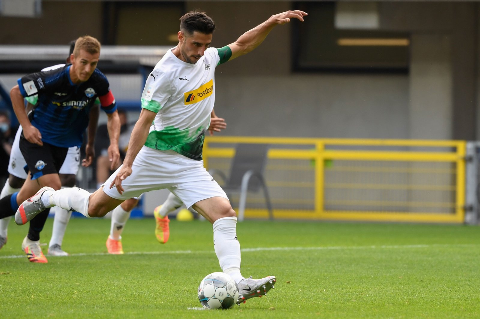 Monchengladbach's Lars Stindl scores from the penalty spot during the Bundesliga match against SC Paderborn in Paderborn, Germany, June 20, 2020. (AFP Photo)