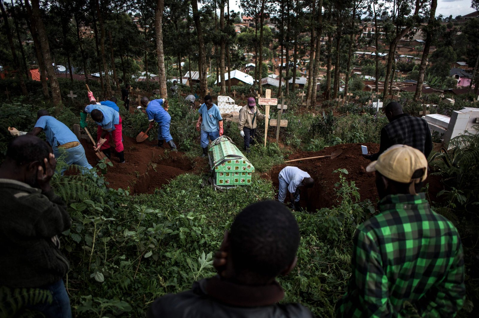 Family members react as they watch a victim of the Ebola virus being buried in Butembo, Democratic Republic of Congo, May 16, 2019.  (AFP Photo)
