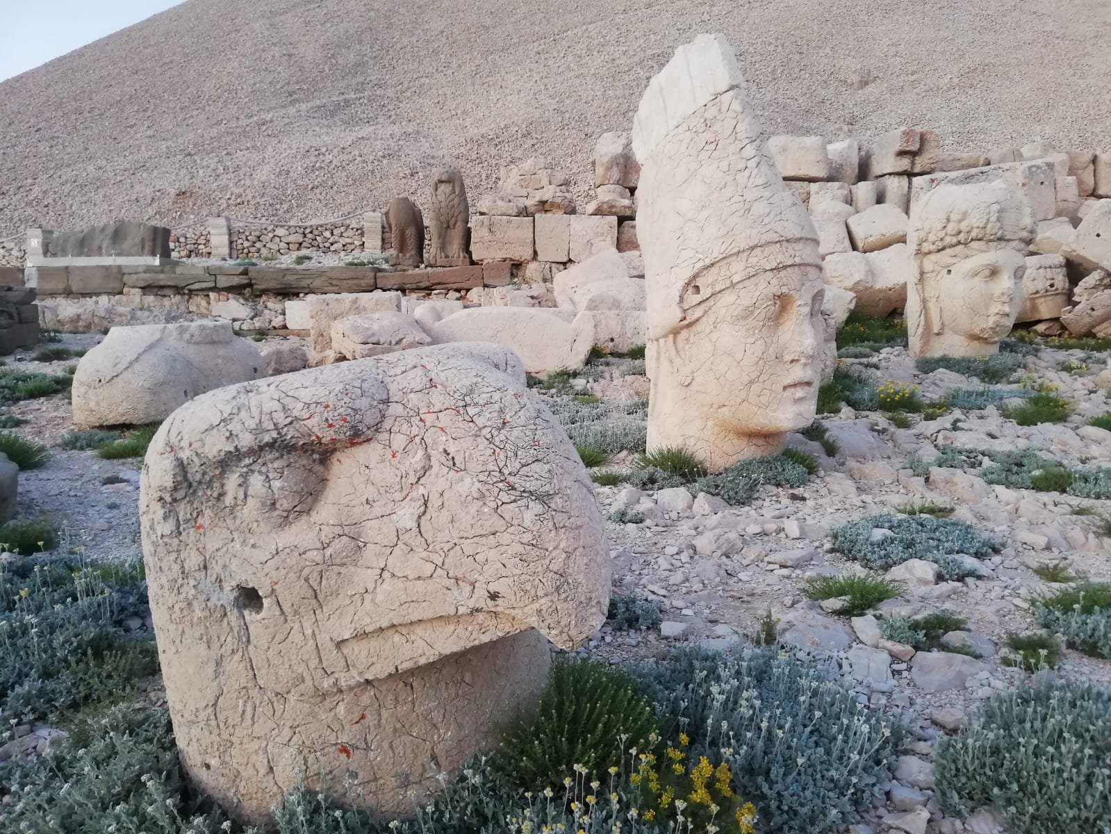 The head of an eagle, King Antiochus (C) and goddess of Commagene (R) on Mount Nemrut's west terrace. (Paris Achen / Daily Sabah)