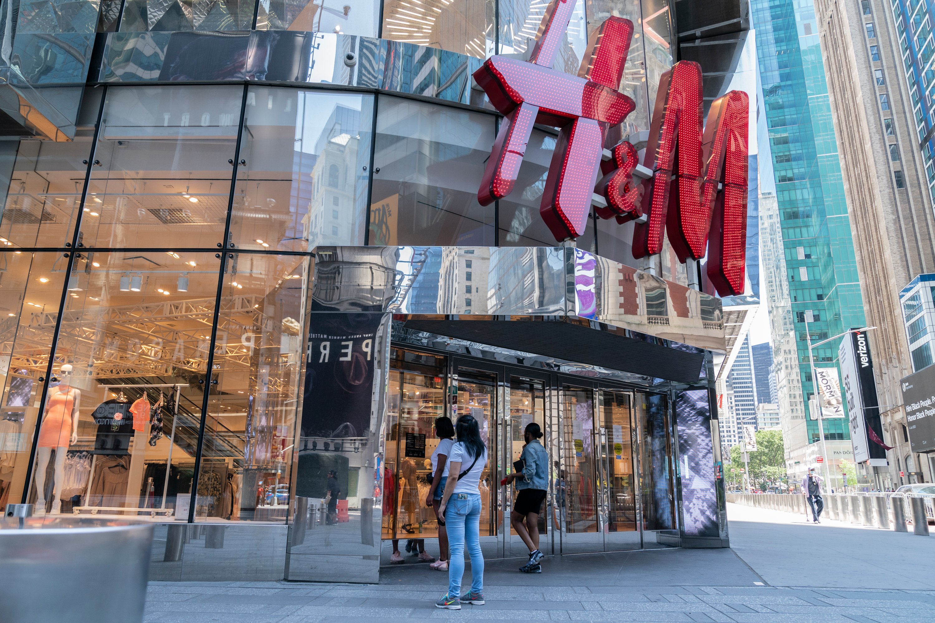 H and m broadway opening clearance hours