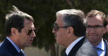 Greek Cypriot leader Nicos Anastasiades (L) and Turkish Republic of Northern Cyprus (TRNC) President Mustafa Akıncı (C) talk as U.N. Special Advisor of the Secretary-General Espen Barth Eide looks on as they leave talks aimed at reunifying the ethnically divided island, Sept. 14, 2016. (AP photo)