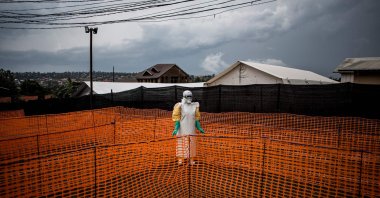 A health worker waits to handle a new unconfirmed Ebola patient at a newly build MSF (Doctors Without Borders) supported Ebola treatment centre (ETC) in Bunia, Democratic Republic of the Congo, Nov. 7, 2018. (AFP Photo)