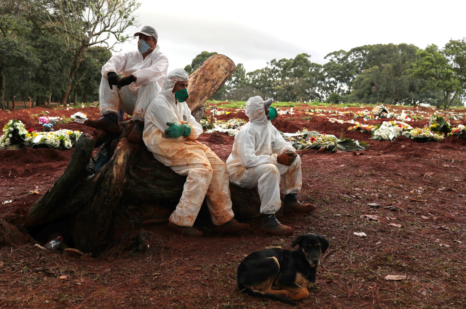 Gravediggers wearing protective suits rest between burials amid the outbreak of the coronavirus disease (COVID-19) at Vila Formosa cemetery, in Sao Paulo, Brazil, June 27, 2020. (REUTERS Photo)