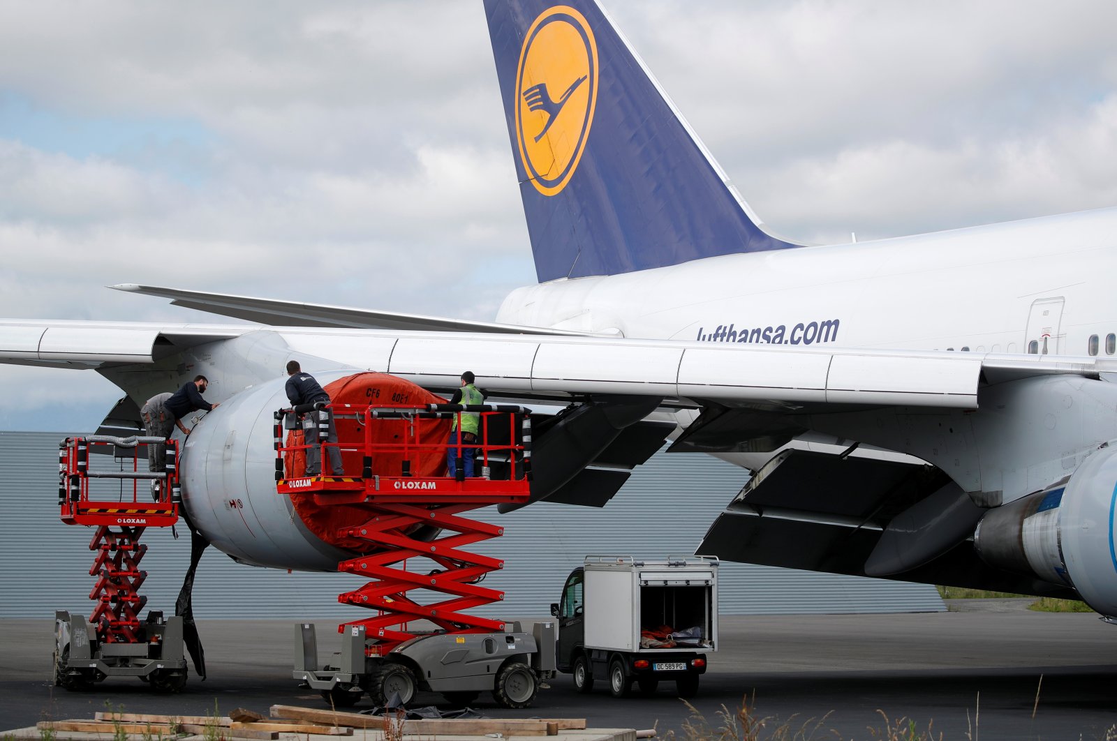 Employees work on a Lufthansa Boeing 747 at French aircraft storage and recycling company Tarmac Aerosave in Tarbes following the coronavirus disease (COVID-19) outbreak in France, June 19, 2020. (Reuters Photo)