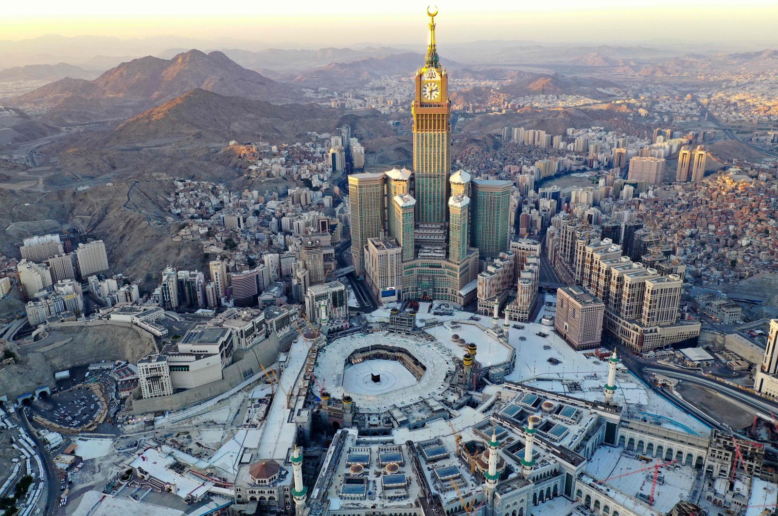 An aerial view shows the Great Mosque and the Mecca Tower, deserted on the first day of the Muslim fasting month of Ramadan, in the Saudi holy city of Mecca, April 24, 2020. (AFP Photo)