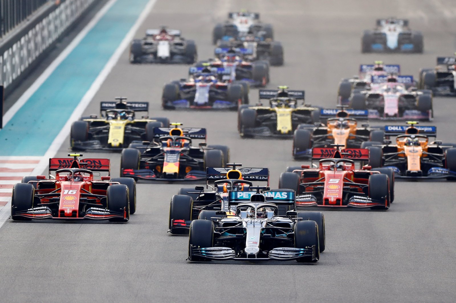 Mercedes' Lewis Hamilton leads at the start of the race in Abu Dhabi, United Arab Emirates, Dec. 1, 2019. (REUTERS Photo)