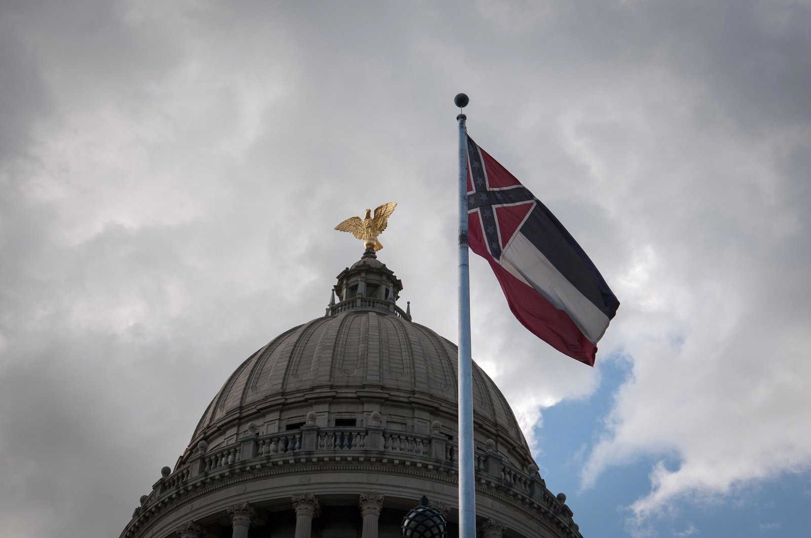 The Mississippi state flag flies in front of the Mississippi State Capitol building in Jackson, Mississippi, June 28, 2020. (AFP Photo)
