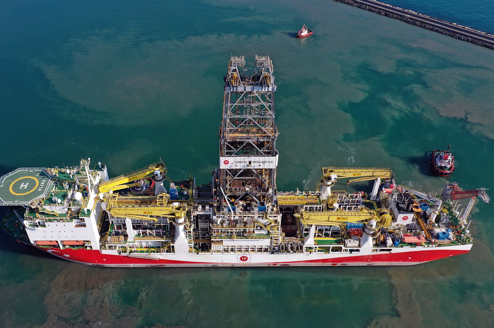 A drone photo shows the Turkish drillship Fatih leaving the Port of Trabzon for a drilling mission in the Black Sea, June 26, 2020. (AA Photo)

 ( Hakan Burak Altunöz - Anadolu Ajansı )