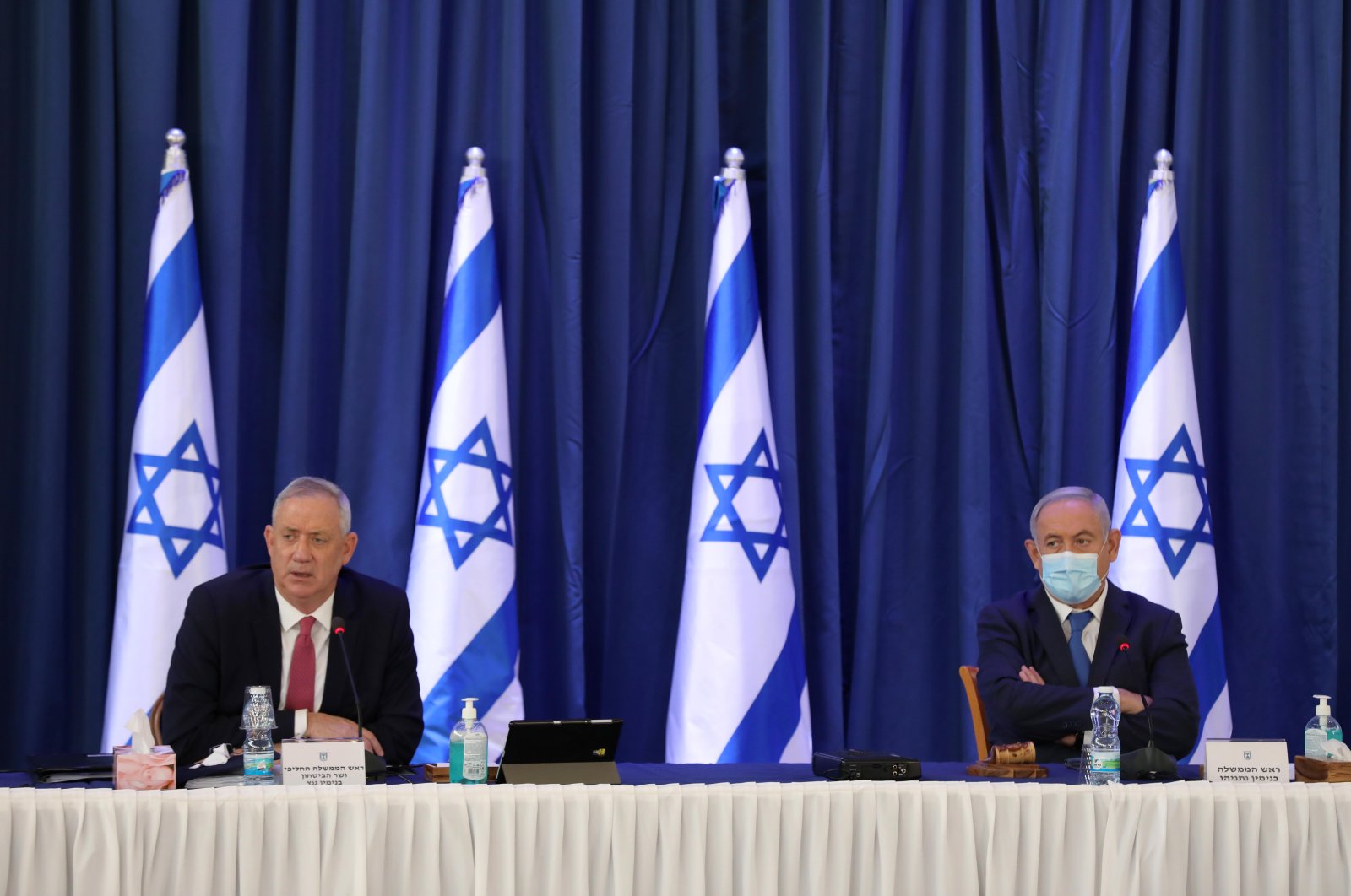 Israeli Prime Minister Benjamin Netanyahu (R) and alternate-PM and Defence Minister Benny Gantz attend the weekly cabinet meeting in Jerusalem on June 21, 2020. (AFP Photo)