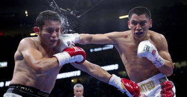 Vergil Ortiz Jr. (R) hits Mauricio Herrera during a welterweight boxing match in Las Vegas, U.S., May 4, 2019. (AP Photo)