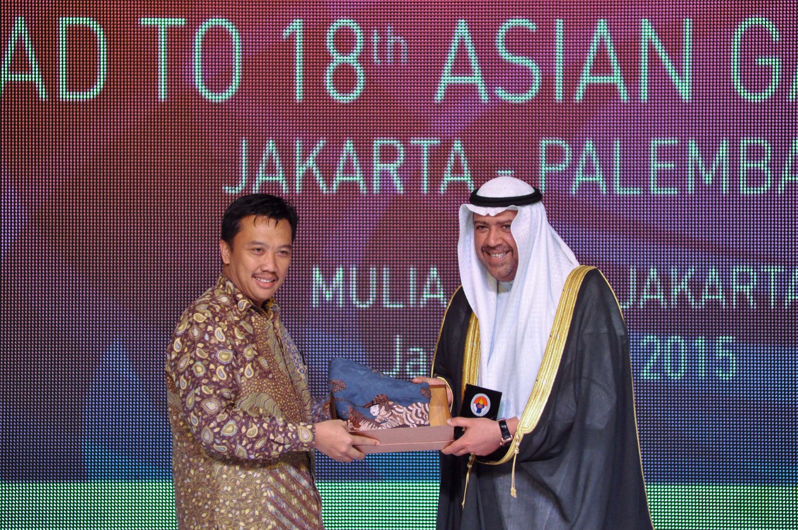 Indonesian Minister of Youth and Sport Imam Nahrawi (L) gives a souvenir to Sheikh Ahmad Al-Fahad Al-Sabah (R) at a ceremony in Jakarta on Jan. 7, 2015. (AFP Photo)