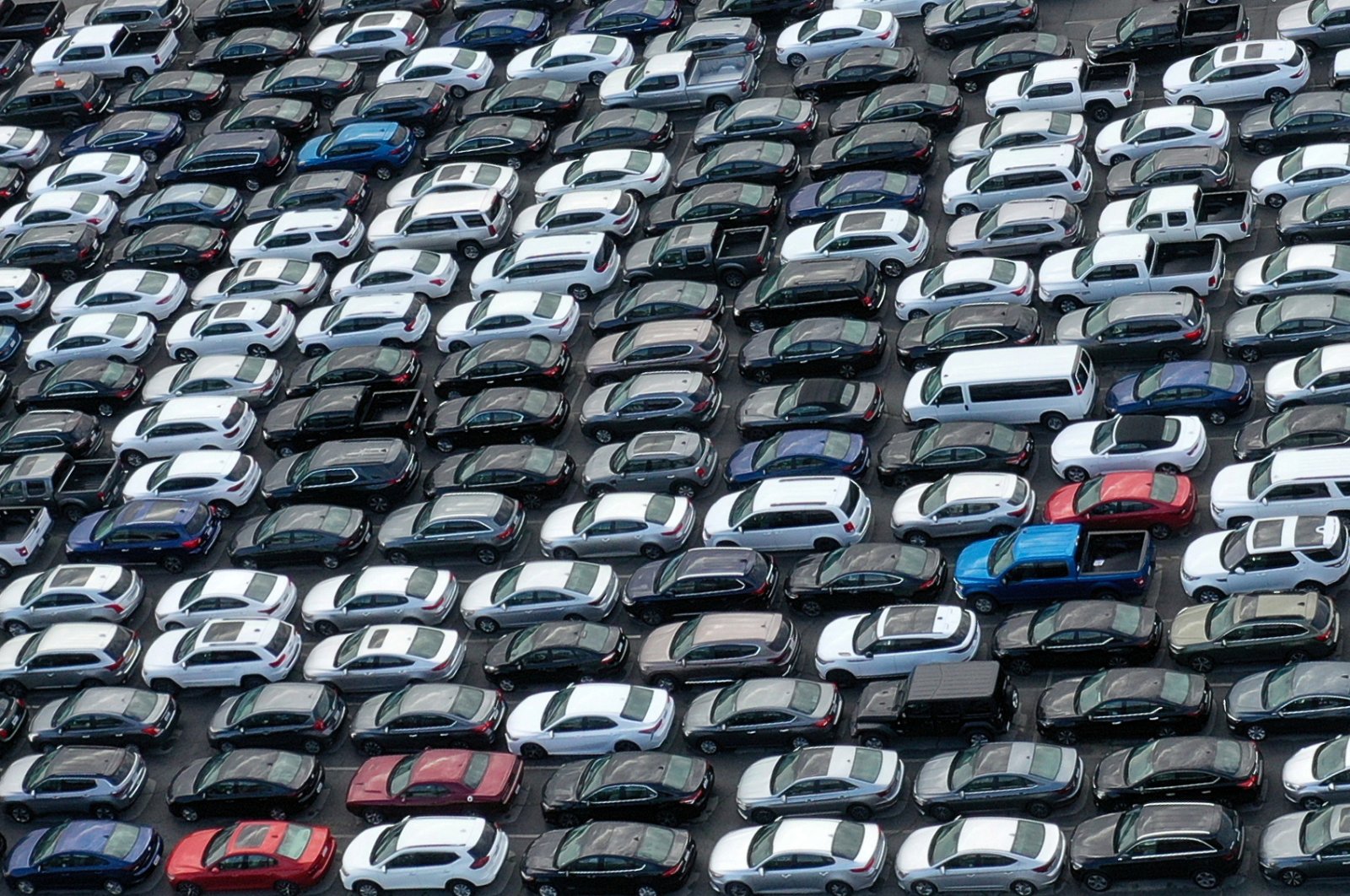 Unused rental cars fill the Dodger Stadium parking lot as the spread of the coronavirus continues, Los Angeles, California, April 7, 2020. (Reuters Photo)