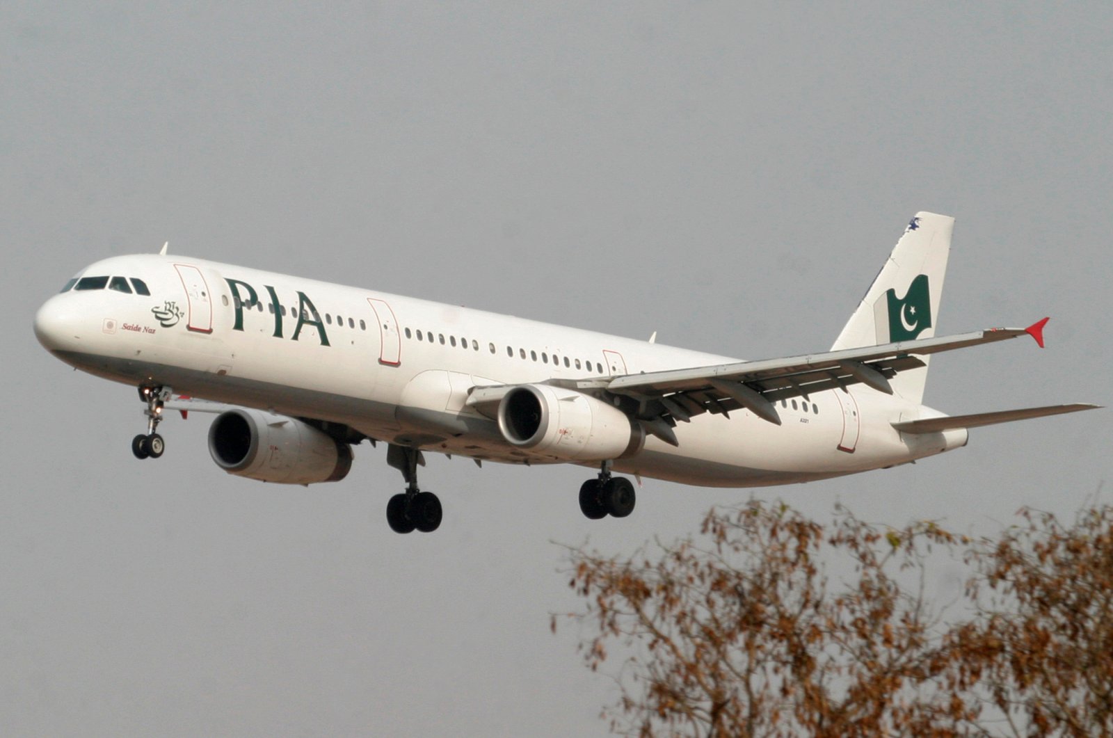A Pakistan International Airlines plane prepares to land at Islamabad airport, Pakistan, Feb. 24, 2007. (Reuters Photo)