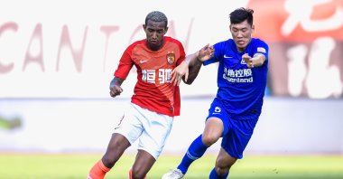 Guangzhou Evergrande Taobao's Anderson Talisca (L) during a Chinese Super League match in Guangzhou, China, Dec. 1, 2019. (Reuters Photo)