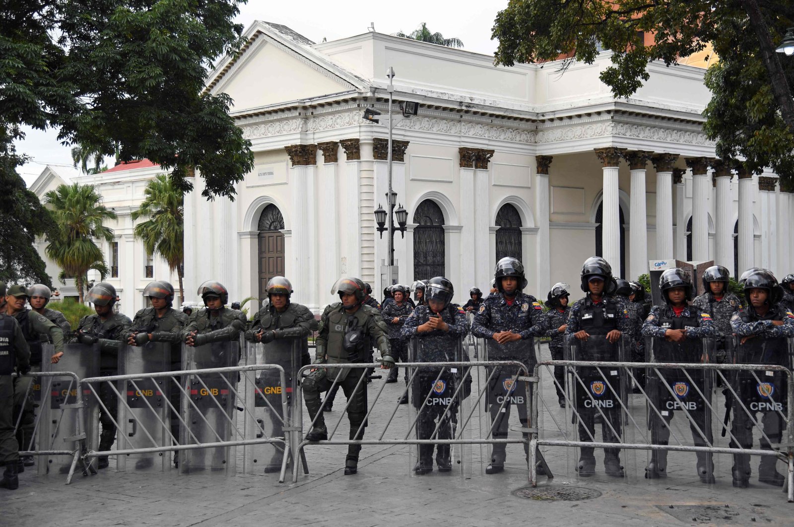 Members of the Bolivarian National Guard and National Police stand guard outside of the National Assembly in Caracas, Venezuela, Jan. 5, 2020. (AFP Photo)