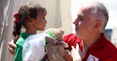 Turkish Red Crescent President Dr. Kerem Kınık delivers aid in this file photo. (Courtesy of Turkish Red Crescent)