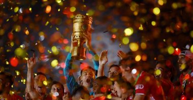 Bayern Munich's Manuel Neuer celebrates with the trophy after winning the Cup, in Berlin, Germany, July 4, 2020. (REUTERS Photo) 