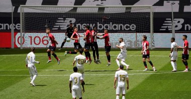 Real Madrid's Marco Asensio takes a free kick in the match against Athletic Bilbao, in Bilbao, Spain, July 5, 2020. (REUTERS Photo) 